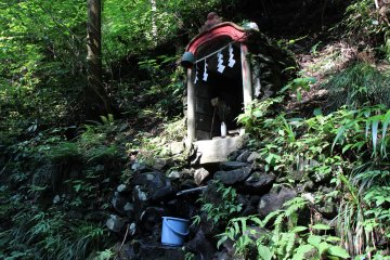 <p>Le chemin est bord&eacute; de quelques autels shinto, devant lesquels viennent se recueillir quelques personnes</p>