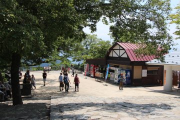 <p>Au sommet, quelques restaurants proposent glaces et soba frais en &eacute;t&eacute;, et plats chauds en hiver</p>