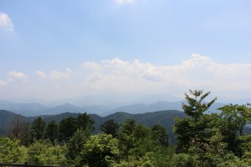 <p>La vue depuis le sommet permet d'admirer les montagnes du centre du Japon, et par temps clair, et en dehors des grosses chaleurs, le Mont Fuji. Un autre versant du sommet permet &eacute;galement de profiter de la vue sur toute la vall&eacute;e de Tokyo.</p>