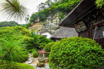 <p>A side view of this temple's courtyard</p>