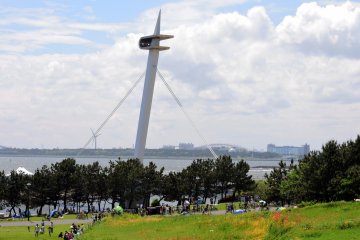 Sebuah menara patung modern di atas taman