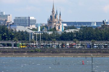 Anda dapat melihat Tokyo Disneyland dari jauh