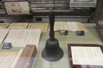 The historic bell used between 1908-1923, to signal the opening of a trading session