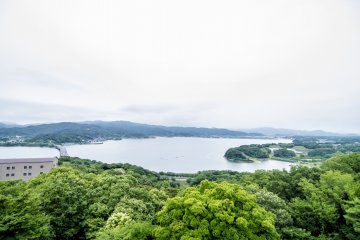 <p>Even on the other side of Lake Hamana, you can still get stunning views of Hamamatsu.</p>