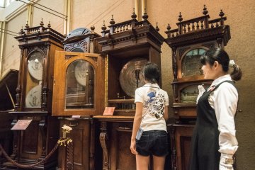 <p>The curators sometimes call upon the audience to try to operate the orgels, especially those that are hand-wound. It's a really fascinating experience.</p>