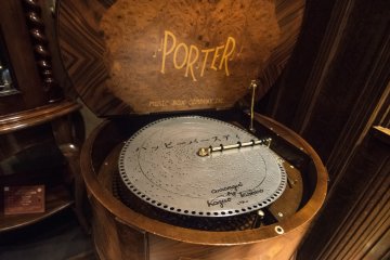 <p>This orgel happens to be playing one of the most popular melodies in the world. Thats right, the brand new disk plays the "Happy Birthday" tune on this orgel.</p>