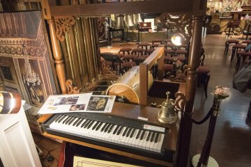 <p>An actual Yamaha keyboard has been installed onto this orgel, and when the orgel operates the keyboard moves along as well.</p>