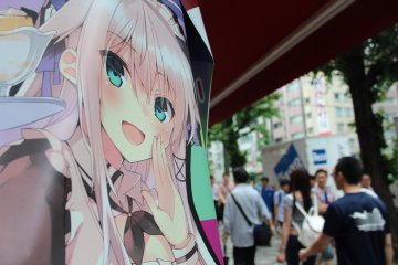 <p>A happy girl calling out to those who pass&nbsp;</p>