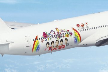 <p>Le design de l'avion int&egrave;gre les cinq membres du groupe Arashi ainsi que des dessins faits par le leader du groupe Satoshi Ohno (image centrale)</p>