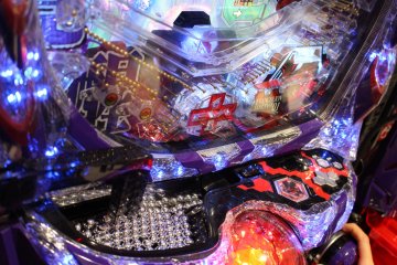 <p>Las pelotas de Pachinko bajan por los pines de metal y con suerte caen en las &aacute;reas de bono</p>