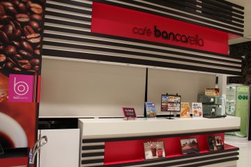 <p>Una secci&oacute;n de refrigerios ofrece comidas y bebidas pero puedes ordernar desde tu asiento</p>