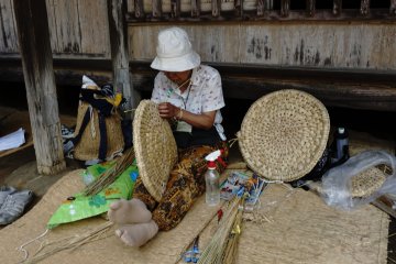 <p>Menganyam jerami ( warazaiku) untuk membuat peralatan kehidupan sehari-hari biasanya dilakukan ketika musim dingin tiba</p>