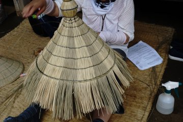 <p>Warazaiku ( straw craft) adalah membuat peralatan rumah tangga dengan bahan dasar jerami yang dianyam.</p>