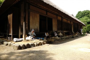 <p>Pemandangan ini menggambarkan kehidupan masyarakat di masa lalu yang &nbsp;berkumpul bersama ketika membuat peralatan kebutuhan sehari-hari</p>