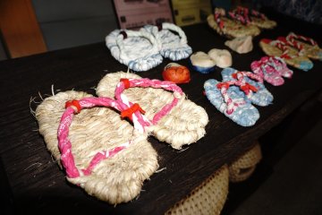<p>Hasil kerajinan yang bisa dibawa pulang dapat diperoleh di toko souvenir area museum</p>