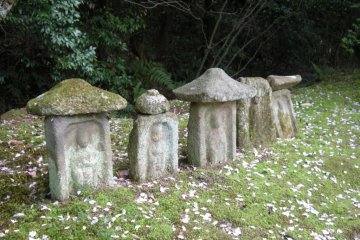 Jizo bodhisattva statues