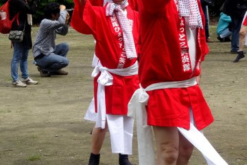 Festival padi dimulai dengan tarian oleh pemain bertopeng