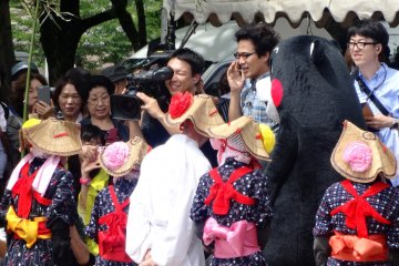 Kumamon, Maskot populer Kumamoto yang berada di sana untuk memulai perayaan