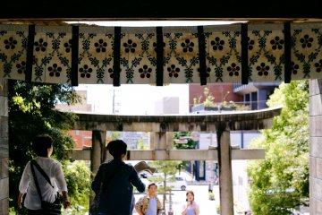 <p>The main west facing entrance of Oyama Shrine.</p>