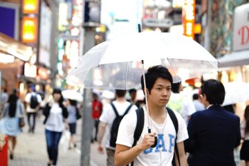 <p>Tidak mengenal jenis kelamin dan usia, membawa payung adalah hal umum di Jepang.</p>