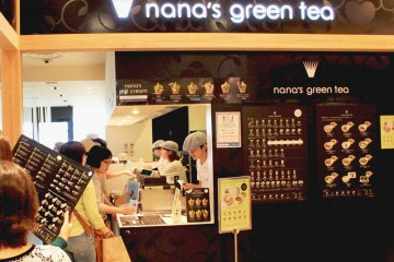 Pintu masuk menuju kafe berada di bagian belakang lantai 4 dari pusat perbelanjaan Skytree