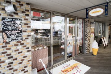 <p>Caf&eacute;&nbsp;Passage is actually a bakery, and fresh breads come steaming hot out of the oven every few hours. Does this count as handicraft too?</p>