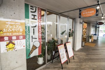 <p>Cafe Orange sells ice cream and gelato, a great pick-me up after your shopping and lessons here at Karakoro Art Studio.</p>