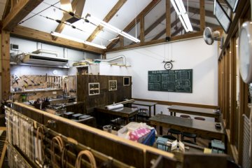 <p>Classes for making small trinklets are available in some of the shops as well. Behind the main shop lies this classroom from making glass/jewellery neckclases.</p>