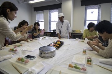 <p>The lessons are fun, and popular with tourists and locals alike. A master craftsman from Saiundo will teach you how to create 2 beautiful pieces of Wagashi.</p>