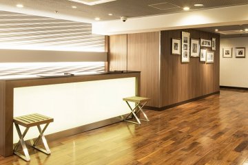 The lobby in HOTEL MYSTAYS Shinsaibashi is spacious and chic.
