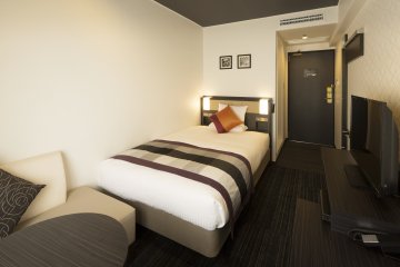 Everything you'll need for a worry-free stay in Osaka. There is a fridge, TV, electronic safe, loads of power plugs and of course, free wifi.