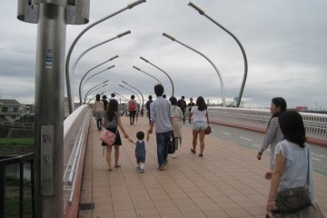 <p>To get there, walk across the Kamoike Bridge and over the Tsurumi River...</p>