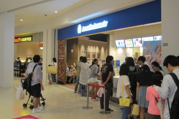 <p>...but if you just want a light snack or cup of coffee, LaLaport has that too...</p>
