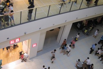 <p>The shopping mall also has many convenient seating areas and benches...</p>
