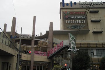 <p>The Kamoi Station side entrance of LaLaport</p>