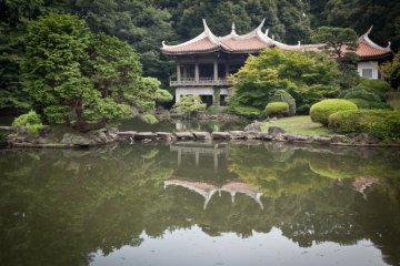 <p>Au nord du jardin se trouve un pavillon ta&iuml;wanais qui se refl&egrave;te dans le lac</p>