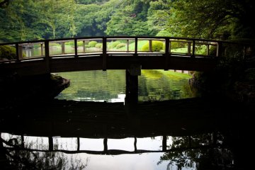 <p>Un pont relie le pavillon ta&iuml;wanais et le jardin traditionnel japonais</p>