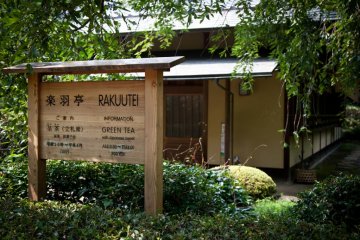 <p>Le pavillon de th&eacute; Rakku-Tei propose un d&eacute;licieux th&eacute; vert et des douceurs japonaises</p>