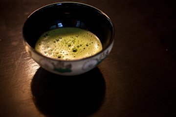 <p>Th&eacute; vert dans le pavillon de th&eacute; Rakku-Tei</p>