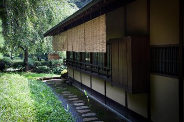 <p>L'ext&eacute;rieur du pavillon de th&eacute;</p>