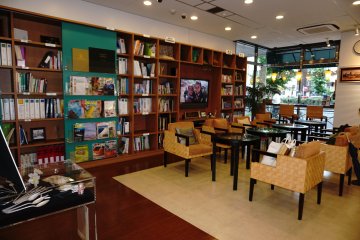<p>General Info Corner menjadi tempat favorit untuk membaca buku</p>