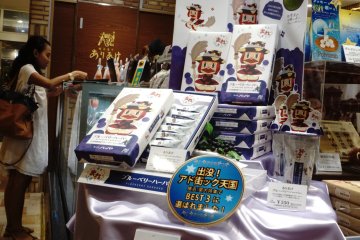 <p>letak tokonya yang strategis dengan produk yang eye catching</p>