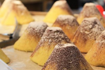 <p>The melon bread in the shape of Fuji</p>