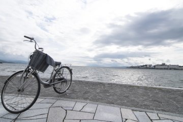 <p>There is no truly no better way to explore Matsue, than feeling the breeze from Lake Shinji on your face as you pedal along the coastline.</p>
