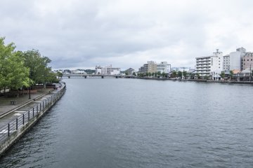 <p>The Ohashi River flows between both banks that make up Matsue. Riding across any one of the 3 bridges that brings you across this huge river is an amazing (and cooling) experience.</p>