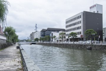 <p>As we change from region to region in Matsue, so does the embankments of Ohashi River.&nbsp;</p>