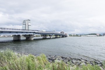 <p>This bridge is the latest of 3 bridges built across Ohashi River flowing from Lake Shinji.&nbsp;</p>