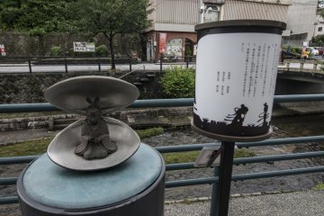 <p>Artistic sculptures have been placed all over Tamatsukuri Onsen.</p>