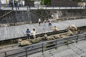 <p>The other Ashi-no-yu in Tamatsukuri Onsen. Note that the water actually spouts from the spring reservoir, and you are not actually dipping your feet into Tamayu-gawa, which is actually ice-cool!</p>