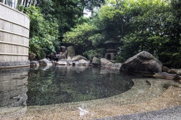<p>An outdoor onsen bath available in Ryotei Yamanoi.</p>